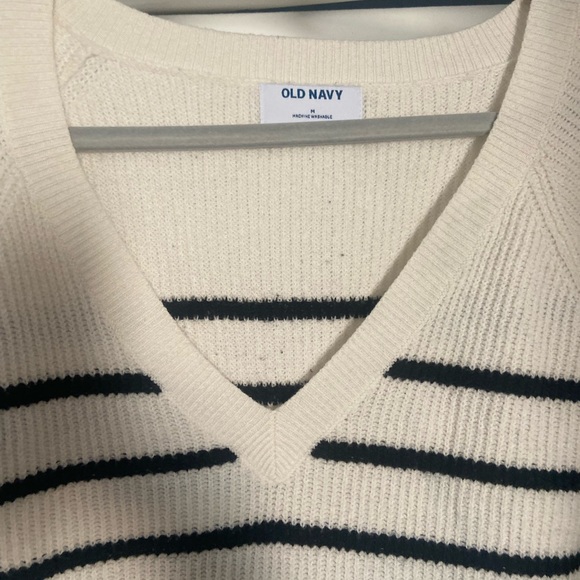 Old Navy Women's V-Neck Sweater - Picture 2 of 3